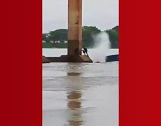 VÍDEO: Draga bate em pilastra de ponte e afunda no rio Tocantins