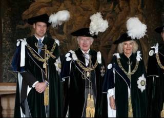 Príncipe William e Rei Charles celebram condecorações na Escócia; veja