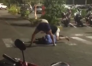 VÍDEO mostra troca de agressões entre clientes e seguranças em estacionamento de shopping em MG