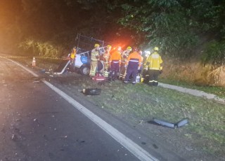 Pai e filho de 6 anos morrem em acidente em estrada do RS; irmão gêmeo da criança foi internado com múltiplas fraturas