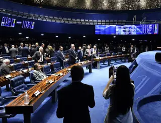 Senado aprova PEC que pune porte de drogas, em novo enfrentamento ao STF