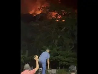 VÍDEO: Erupção de vulcão na Indonésia provoca fuga de centenas de moradores