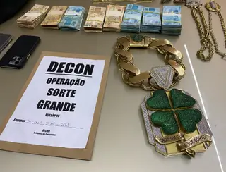 Cordão com 1,5 kg de ouro e diamantes, dinheiro 'cinematográfico' e veículos de luxo: veja apreensões de operação contra rifa ilegal