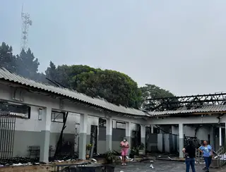 Homem incendiou escola estadual por ciúmes de adolescente, em Itaúna do Sul, indica denúncia