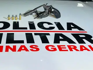Homem é preso com arma após fugir da PM e invadir a casa de um idoso, em Araçuaí