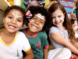 Crianças indígenas e não indígenas se encontram em Brasília para aprender juntas a história do Brasil