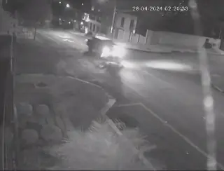 Motociclista morre após furar preferencial e atingir caminhonete em Cascavel; VÍDEO