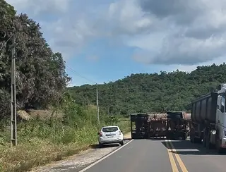 Dois caminhões carregados de soja tombam na BR-222, no Maranhão
