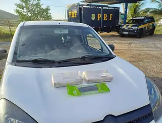 Cocaína é encontrada dentro de painel de carro em Serra Talhada