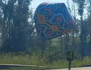 Balões são flagrados voando próximos a casas em diversas cidades da região na manhã deste domingo (28)