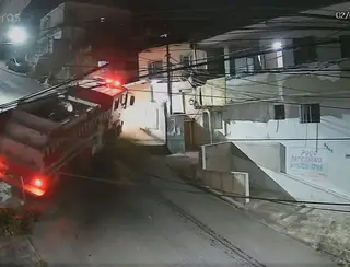 VÍDEO: caminhão dos bombeiros perde o freio e quase tomba em ladeira em Duque de Caxias