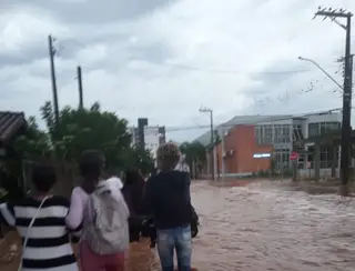 Do Paraná, filha mobiliza comunidade para ajudar mãe que perdeu tudo em enchente no RS: 'Só saíram com a roupa do corpo'