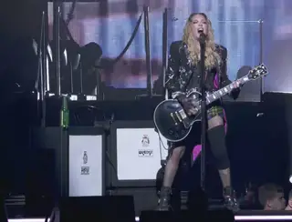 O que Madonna tem na perna? Cantora usou joelheira no show de Copacabana