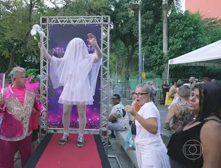 Meia arrastão, fantasias das fases de Madonna e leques: Milton Cunha analisa figurinos do público em Copacabana