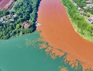 VÍDEO: Após passar pelas Cataratas, Rio Iguaçu deságua no Rio Paraná e águas não se misturam
