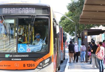 Setor de serviços recua 0,9% em novembro, influenciado por transporte