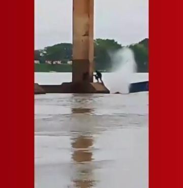 VÍDEO: Draga bate em pilastra de ponte e afunda no rio Tocantins