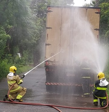 Bombeiros combatem incêndio em carreta carregada com 8 toneladas de papel higiênico, em Montes Claros