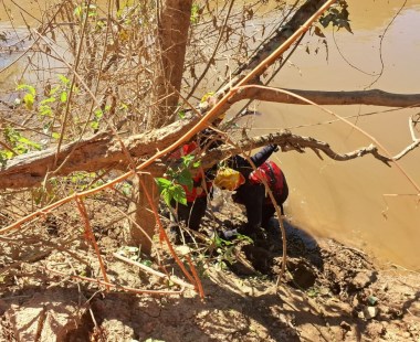 Corpo de homem de 39 anos é resgatado do Rio Verde pelos bombeiros em São Lourenço, MG