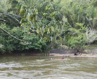 Bombeiros fazem buscas por estudante que se afogou em rio no extremo sul da Bahia