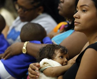 Mães vacinadas contra covid protegem bebês com aleitamento exclusivo