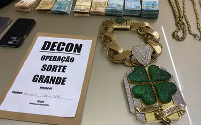 Cordão com 1,5 kg de ouro e diamantes, dinheiro 'cinematográfico' e veículos de luxo: veja apreensões de operação contra rifa ilegal