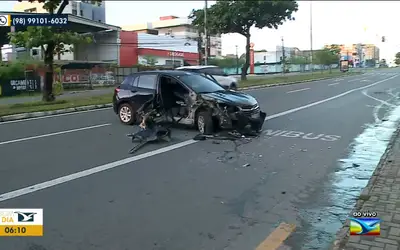 Carro fica destruído após colidir contra carreta na Avenida Colares Moreira, em São Luís
