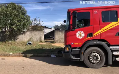 Celular explode enquanto carregava e causa incêndio em casa de madeira em MT
