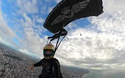 Waldonys pula de paraquedas de helicóptero que pertenceu a Ayrton Senna; vídeo
