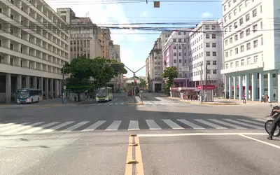 Passageiro reage a assalto em ônibus e morre após ser esfaqueado no Centro do Recife; criminoso fugiu