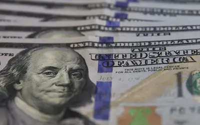 Dólar cai para R$ 5,11 com alívio externo e decisão da agência Moody