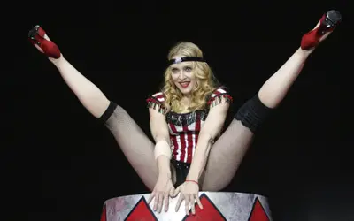 Madonna exibe fotos de ex-amores em telão de shows