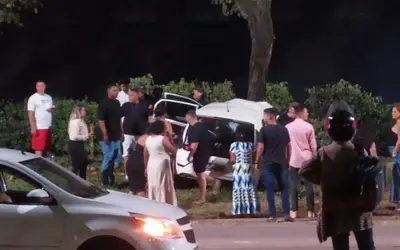 Carro bate em árvore e motorista fica preso às ferragens, em Ipatinga