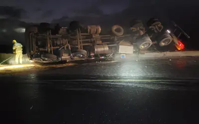 Caminhão com 18 toneladas de abacate tomba na BR-251, em Francisco Sá; motorista não se feriu
