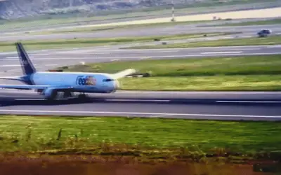 VÍDEO: Avião arrasta fuselagem na pista após problema com trem de pouso no aeroporto de Istambul