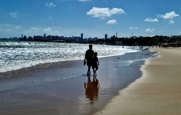 Confira quantos trechos de praia estão próprios para banho neste fim de semana em Fortaleza