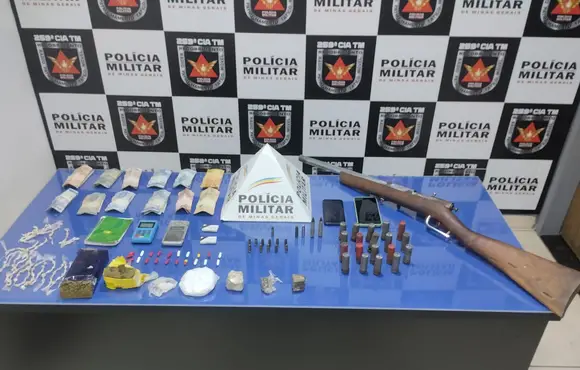 Após monitoramento do Setor de Inteligência, PM apreende drogas, arma e munições em Buritizeiro