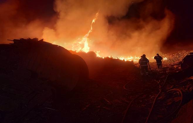 Incêndio de grande proporção atinge área externa de serralheria e caixotaria em Janaúba