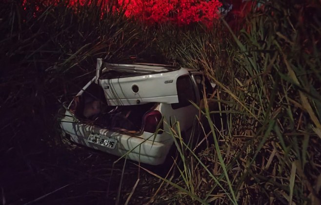 Motorista é encontrado morto dentro de carro que caiu em ribanceira na BR-352, em Pará de Minas