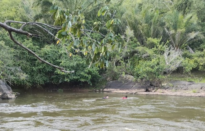 Bombeiros fazem buscas por estudante que se afogou em rio no extremo sul da Bahia