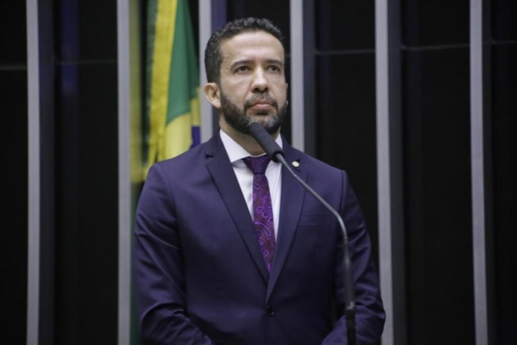 Deputado André Janones Solicita Parte do Salário de Assessores para Despesas Pessoais e Desencadeia Escândalo Deputado André Janones Solicita Parte do Salário de Assessores para Despesas Pessoais e Desencadeia Escândalo