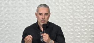 ADULTIZAÇÃO: Quando a Coragem de Um Expõe a Omissão de Muitos