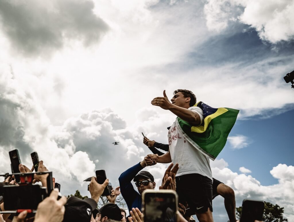 Nikolas veste colete à prova de balas e fala em infiltração do PT