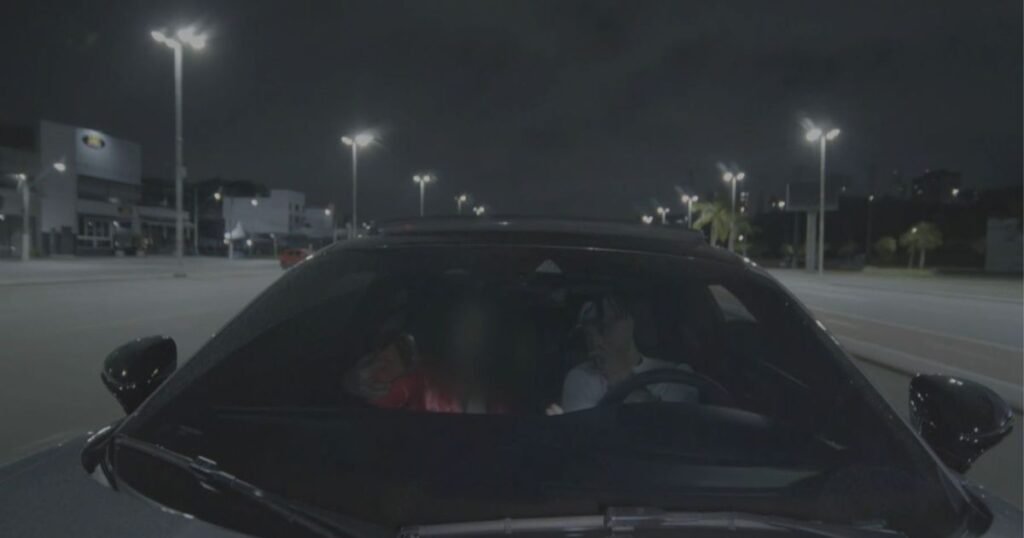 Vídeo mostra MC Tuto olhando celular de mulher no momento de acidente em SP Vídeo mostra MC Tuto olhando celular de mulher no momento de acidente em SP