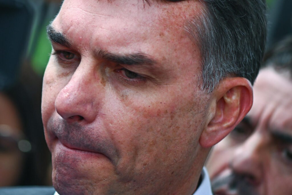 Flávio Bolsonaro protocola PEC do fim da reeleição e cita FHC