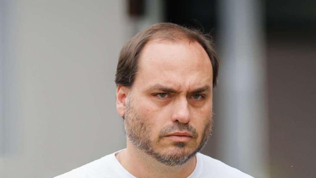 MP-RJ reabre apuração contra Carlos Bolsonaro por suposta “rachadinha”