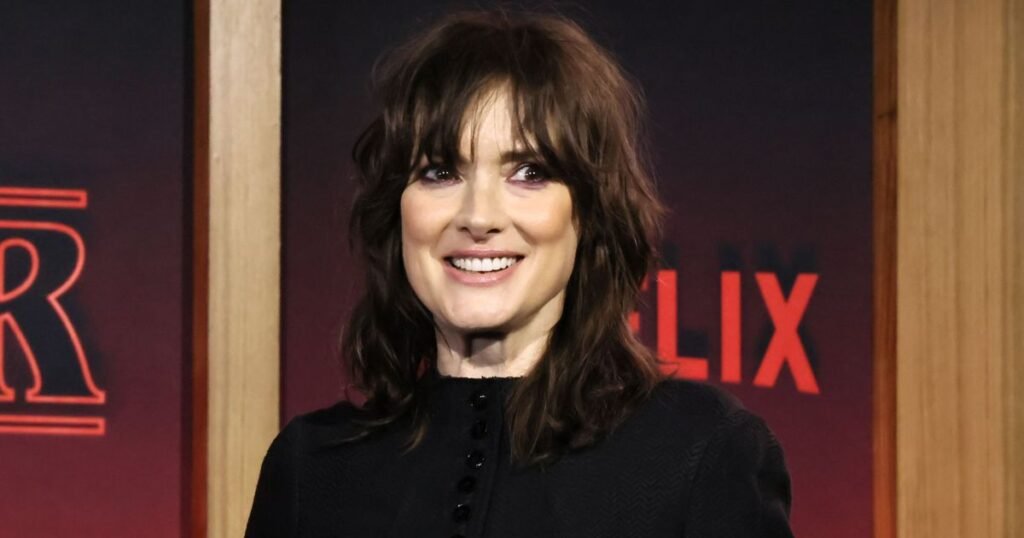 Winona Ryder está confirmada na 3ª temporada de “Wandinha” Winona Ryder está confirmada na 3ª temporada de “Wandinha”