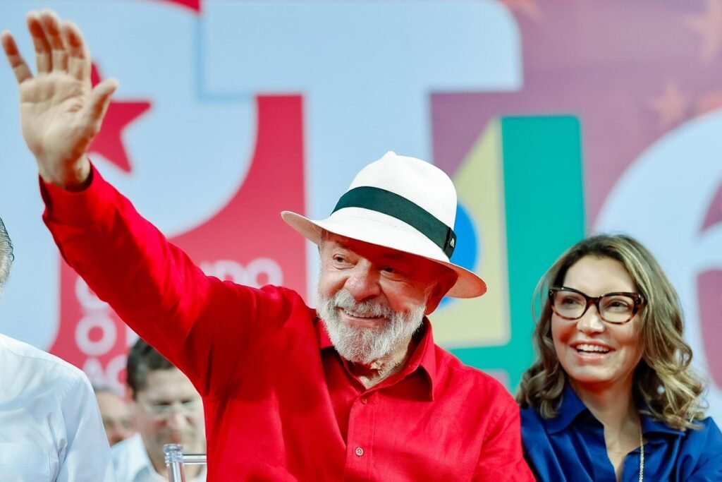 Lula diz que PT “não está com essa bola toda”, defende alianças Lula diz que PT “não está com essa bola toda”, defende alianças