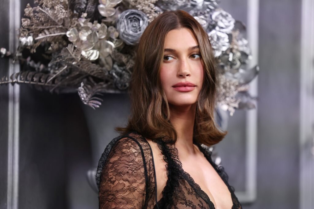 Hailey Bieber rouba a cena com transparência em vestido de renda ‘all black’ em estreia de filme