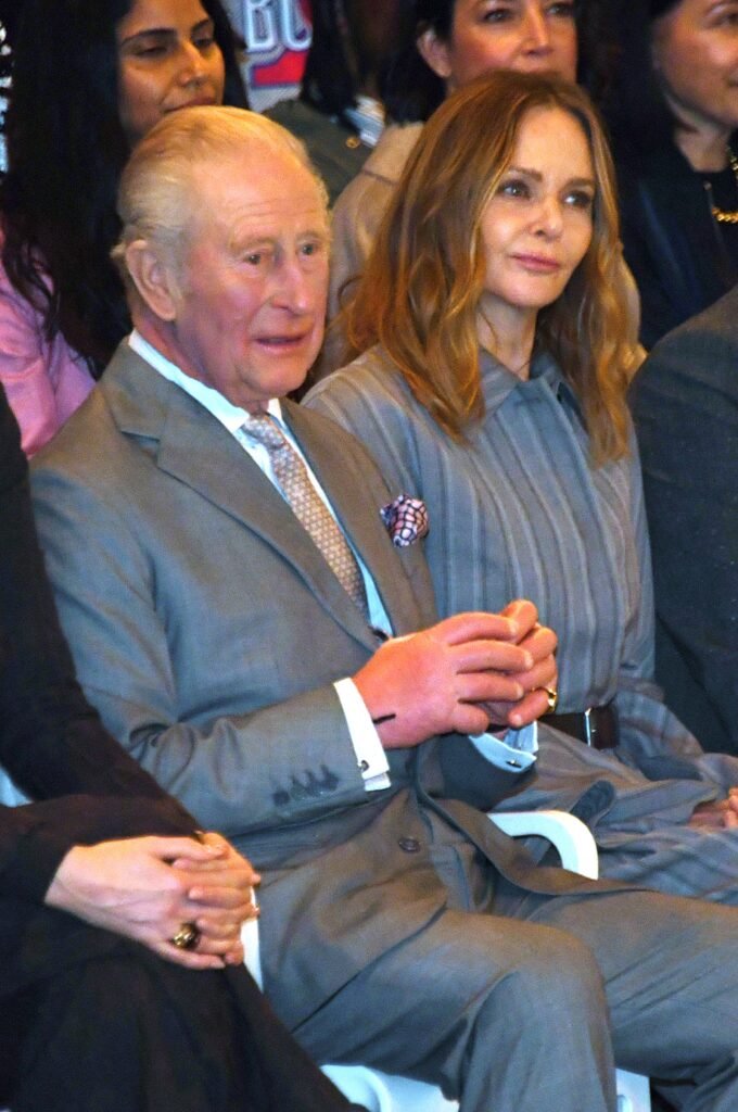 Rei Charles marca presença em desfile na Semana de Moda de Londres